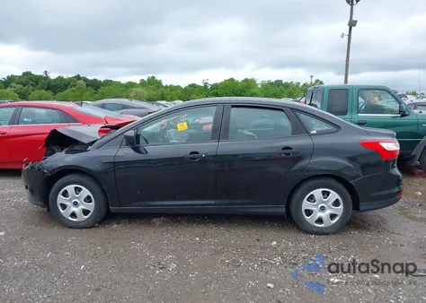 2014 Ford Focus S из США, поврежденный, VIN 1FADP3E20EL319869